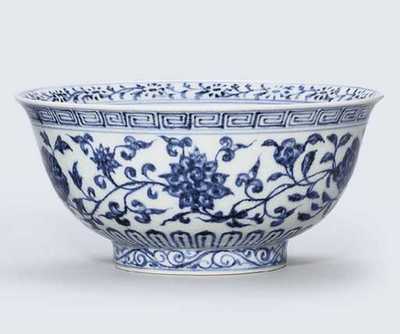 XUANDE (1426-35) AN EARLY MING BLUE AND WHITE BOWL